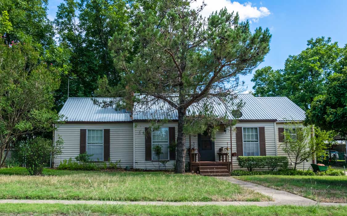 An old wooden-frame home in rural Texas